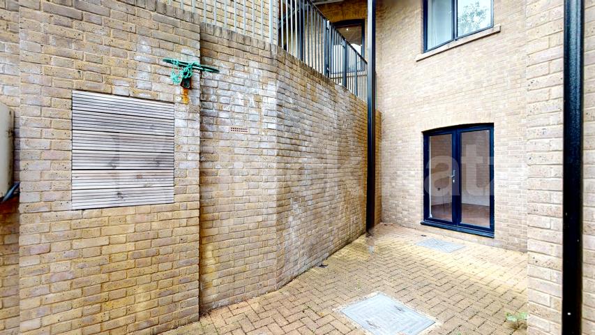 Fantastic 3 bed 2 bath within a private secure development mins to shops Huguenot Drive, Palmers Green